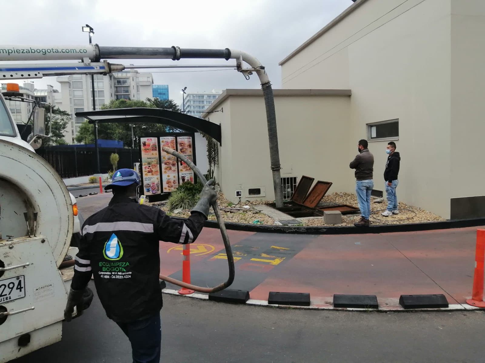 Operario de Ecolimpieza Bogotá con uniforme de la empresa operando equipo Vactor en campo